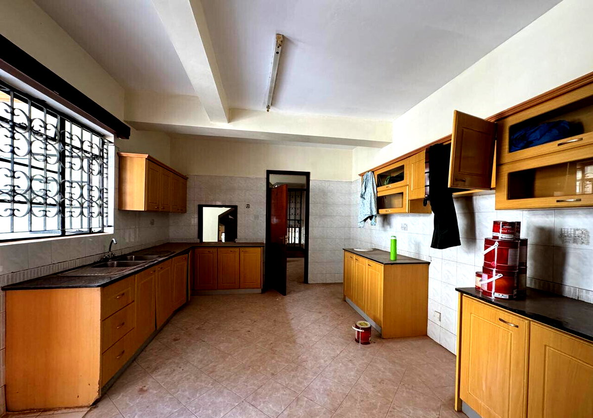 5-Bed Townhouse with Kids Play Area & Garden - Spring Valley