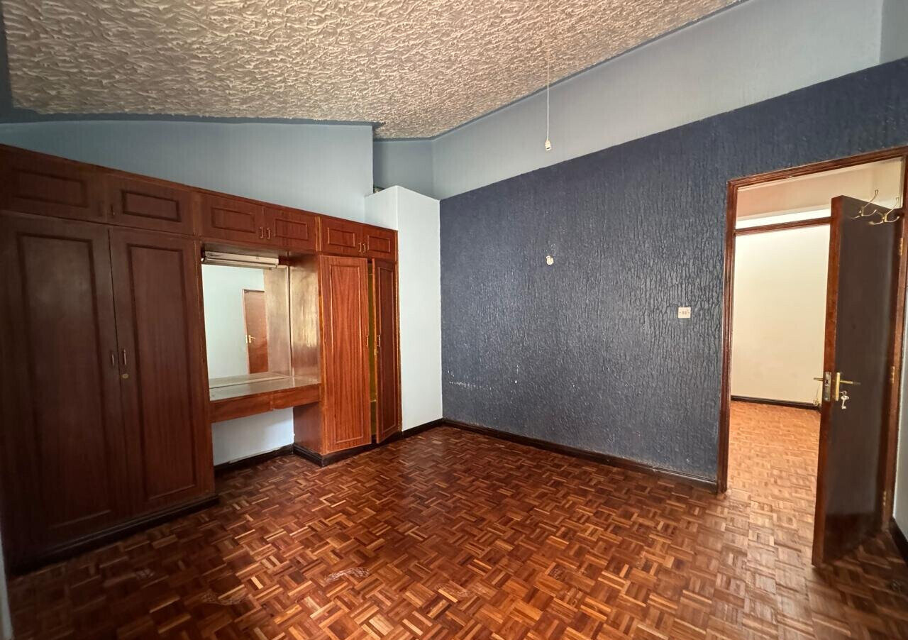 5-Bed Townhouse with Kids Play Area & Garden - Spring Valley