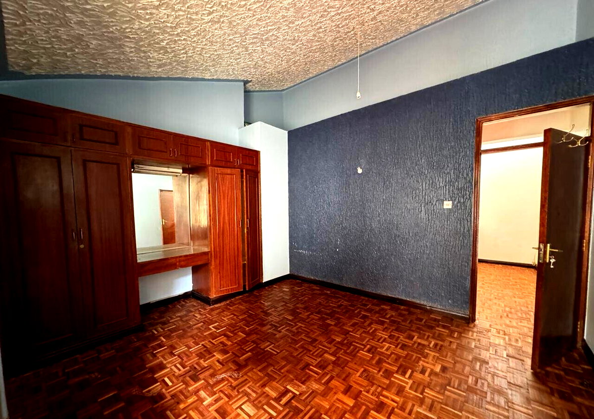 5-Bed Townhouse with Kids Play Area & Garden - Spring Valley