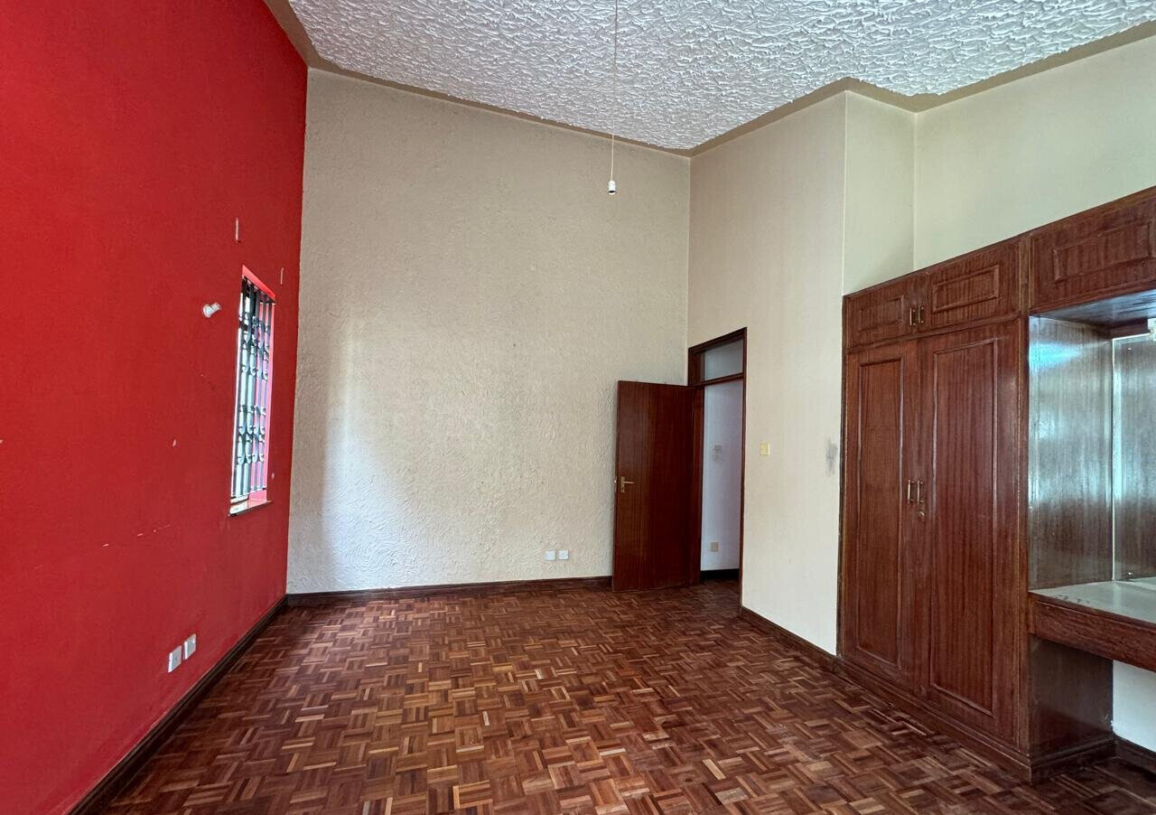 5-Bed Townhouse with Kids Play Area & Garden - Spring Valley