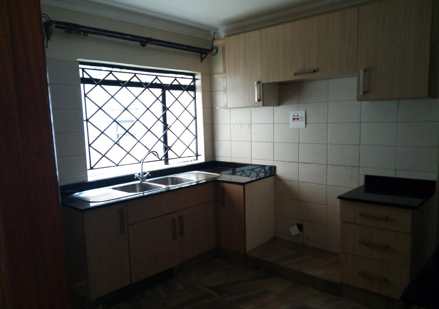 4BR Maisonette with Private Parking - Kileleshwa