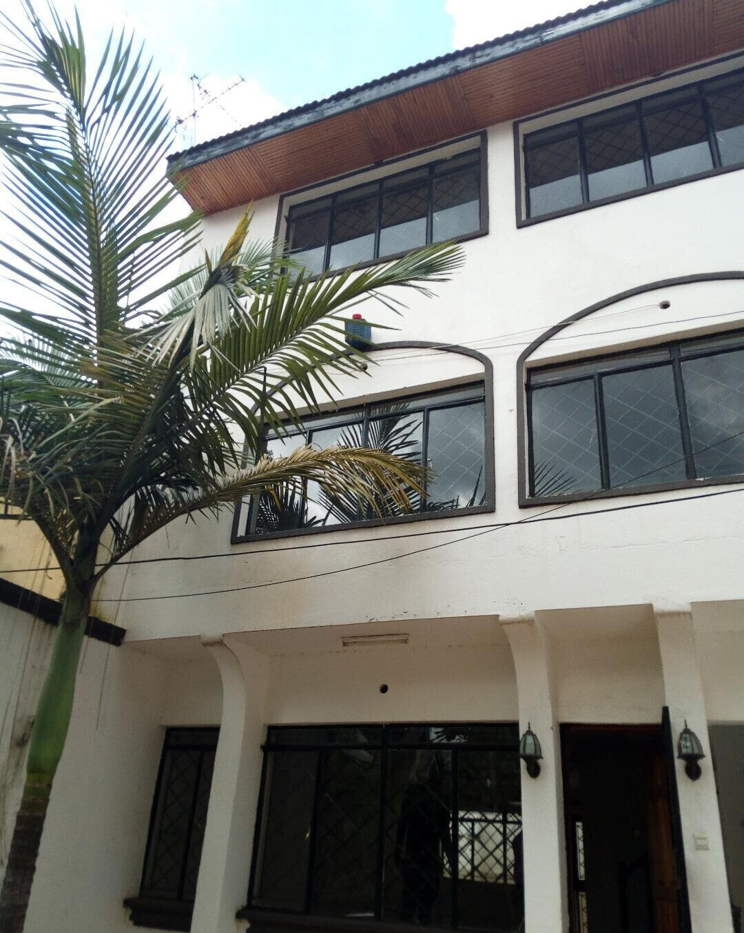 4BR Maisonette with Private Parking - Kileleshwa