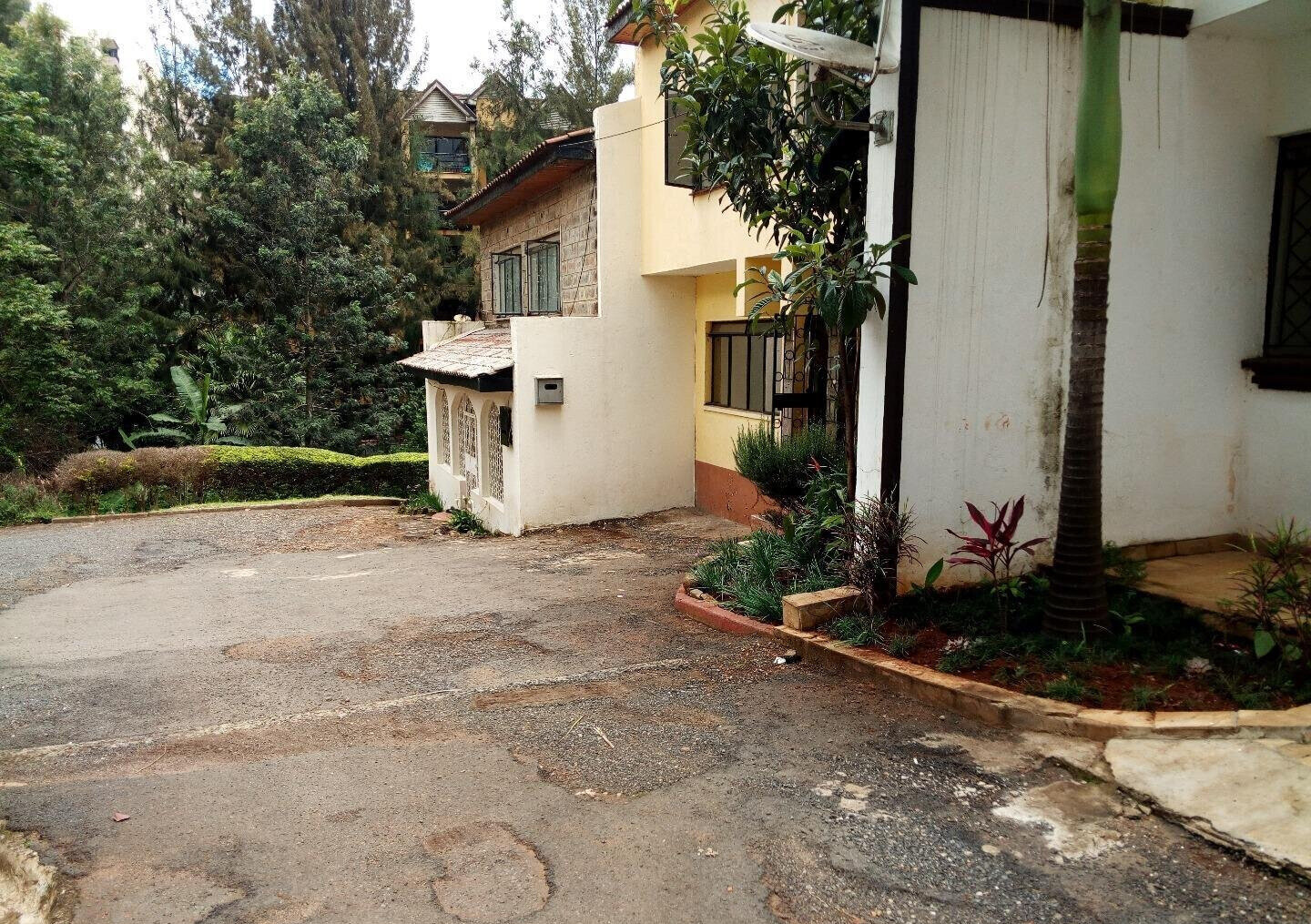 4BR Maisonette with Private Parking - Kileleshwa