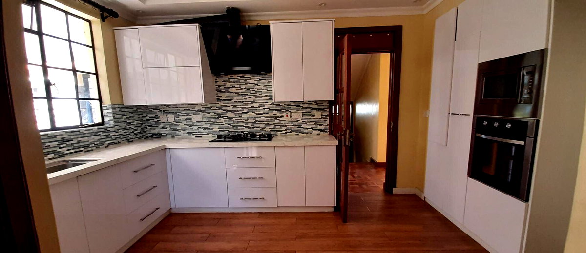 5BR All-Ensuite Townhouse with Fireplace & Study - Kileleshwa