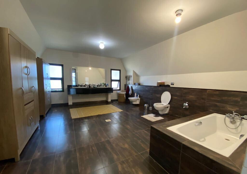5-Bed Townhouse on Nearly an Acre with Lake & Clubhouse – Karen