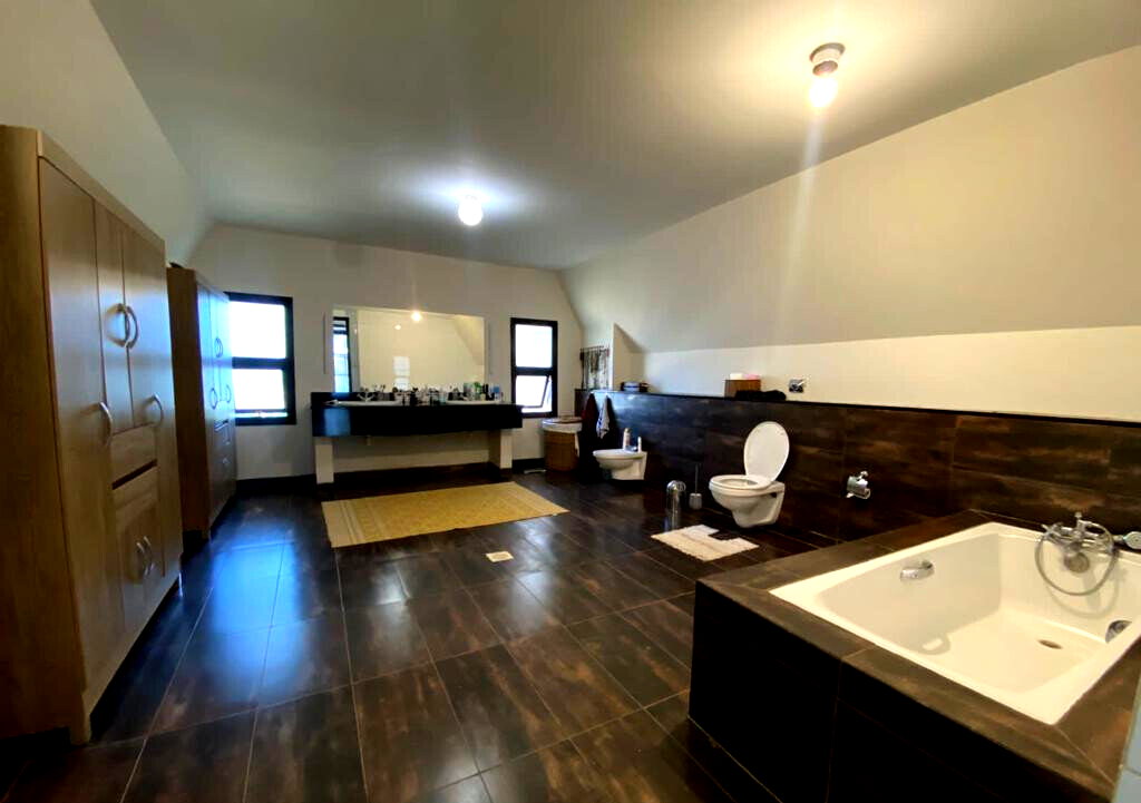 5-Bed Townhouse on Nearly an Acre with Lake & Clubhouse – Karen
