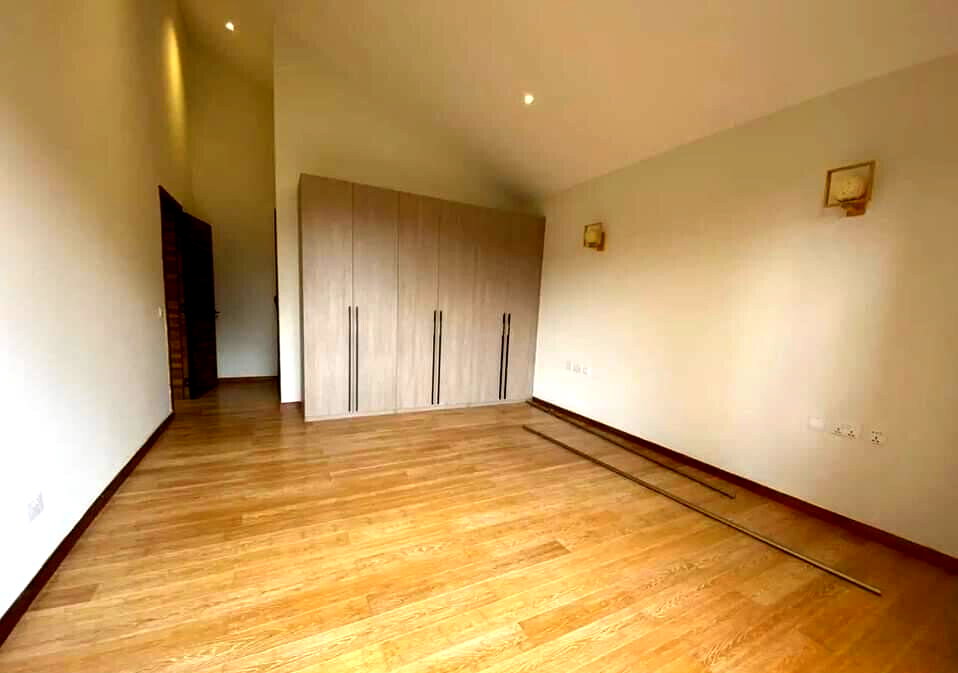 4-Ensuite Townhouse with Clubhouse & Pool – Karen