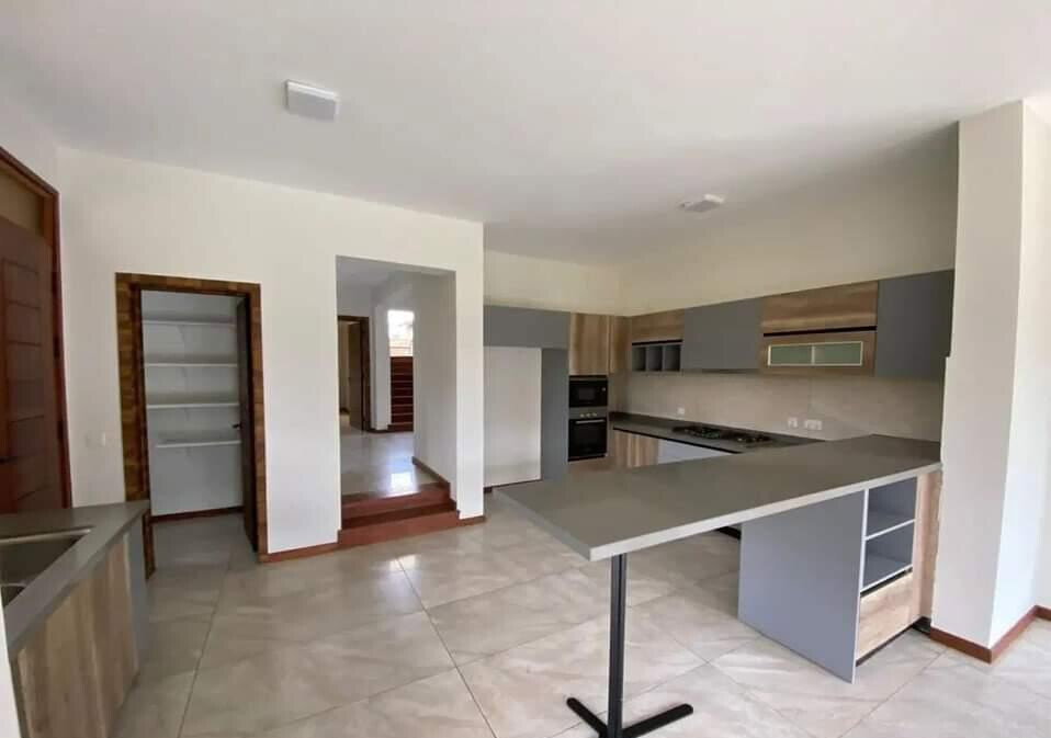 4-Ensuite Townhouse with Clubhouse & Pool – Karen