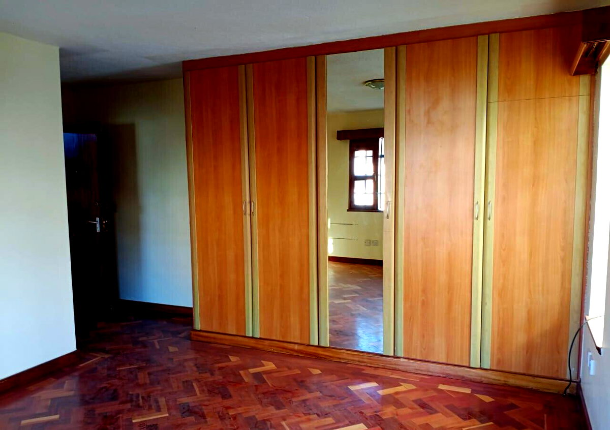 13-Unit Gated Townhouse with Sunken Living & Guest Ensuite - Spring Valley