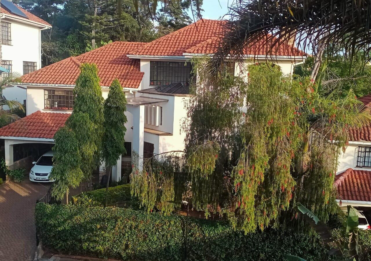 13-Unit Gated Townhouse with Sunken Living & Guest Ensuite - Spring Valley