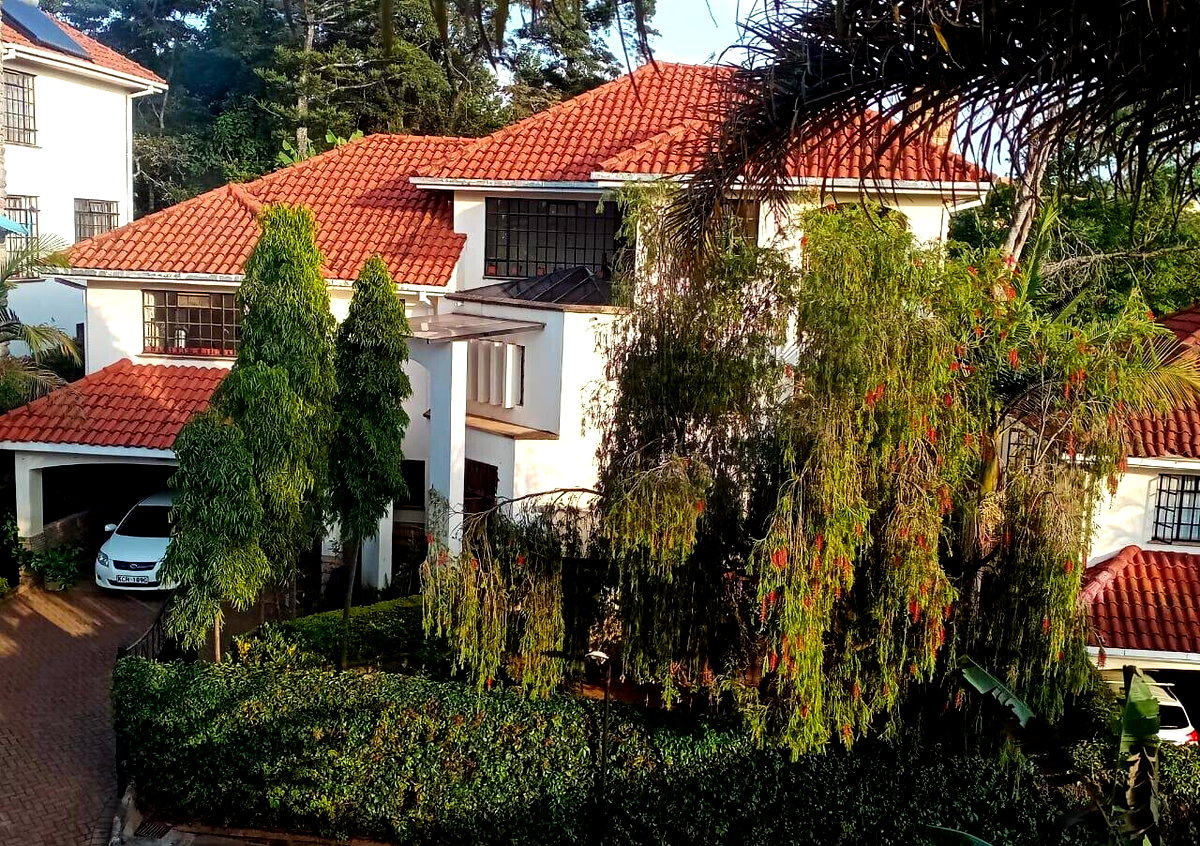 13-Unit Gated Townhouse with Sunken Living & Guest Ensuite - Spring Valley