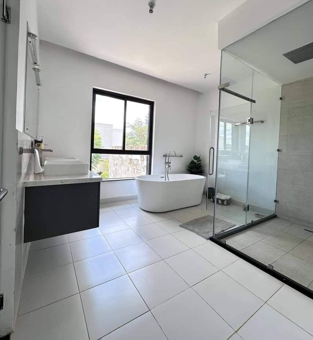 5-Ensuite Townhouse with Clubhouse & Ololua Views – Karen