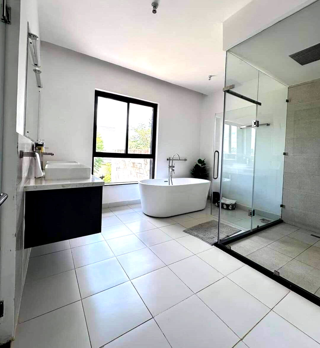 5-Ensuite Townhouse with Clubhouse & Ololua Views – Karen