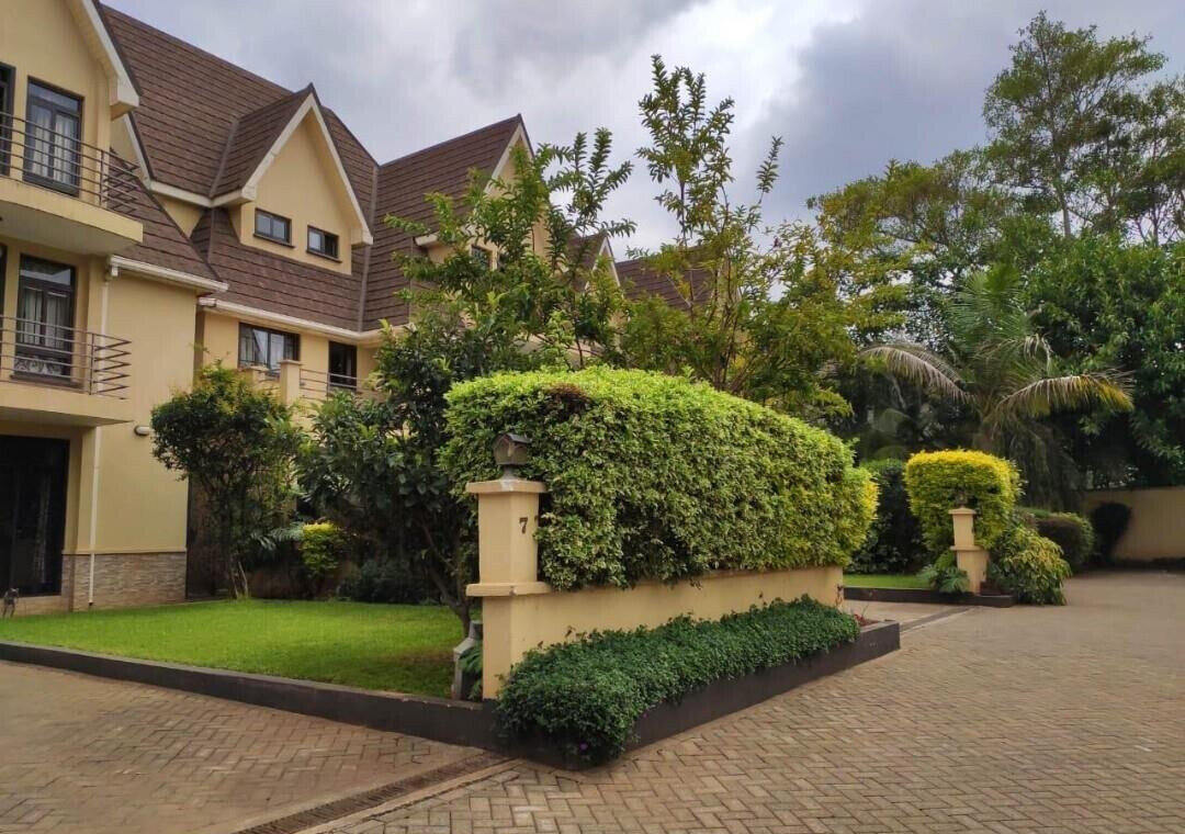 5-Ensuite Townhouse with Gourmet Kitchen & Study - Lavington