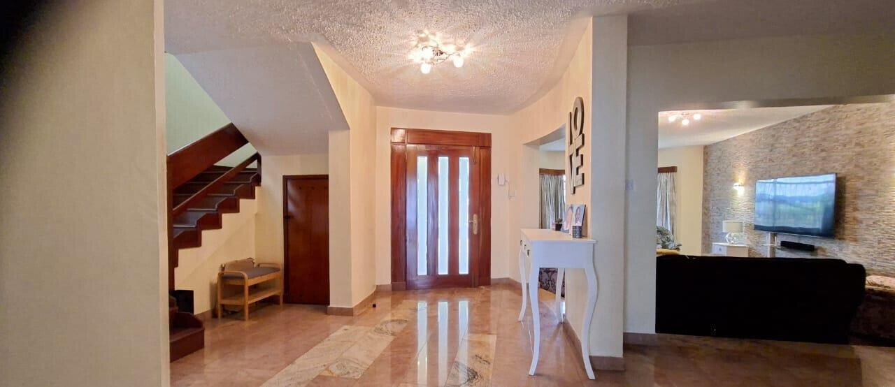 4BR Townhouse with Private Garden & DSQ - Westlands