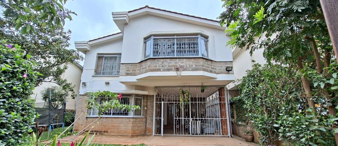 4BR Townhouse with Private Garden & DSQ - Westlands