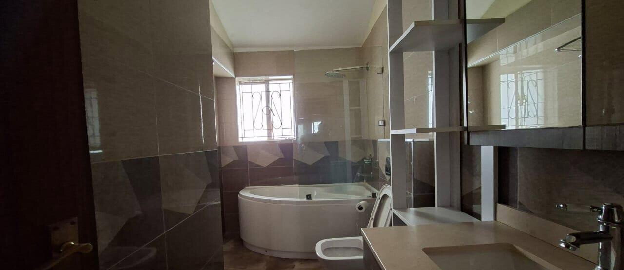 4BR Townhouse with Private Garden & DSQ - Westlands