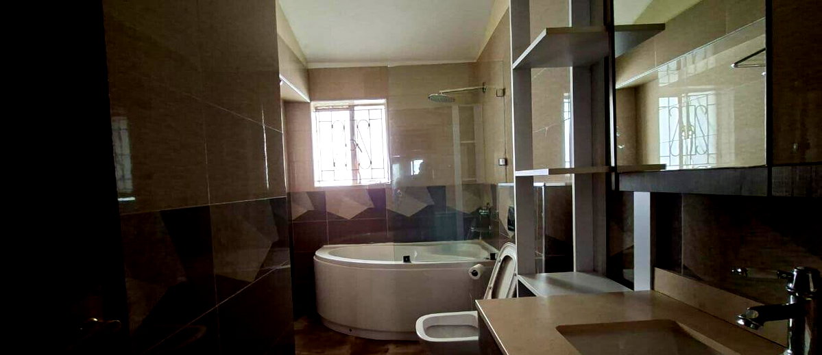 4BR Townhouse with Private Garden & DSQ - Westlands
