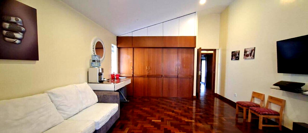 4BR Townhouse with Private Garden & DSQ - Westlands