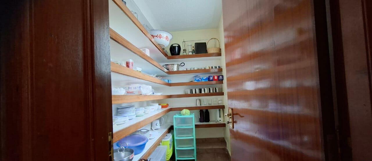 4BR Townhouse with Private Garden & DSQ - Westlands