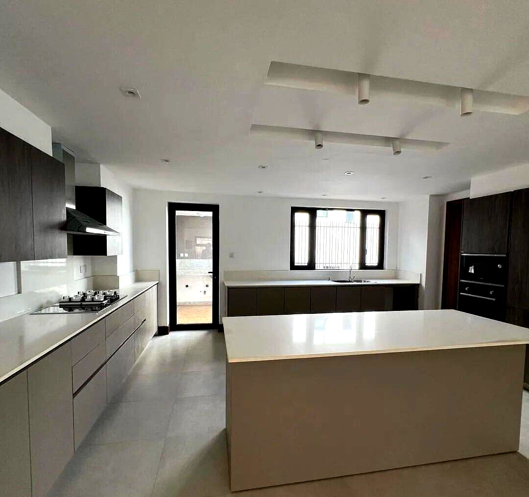 5 En-Suite Townhouse with Lift & Family Room - Kitisuru
