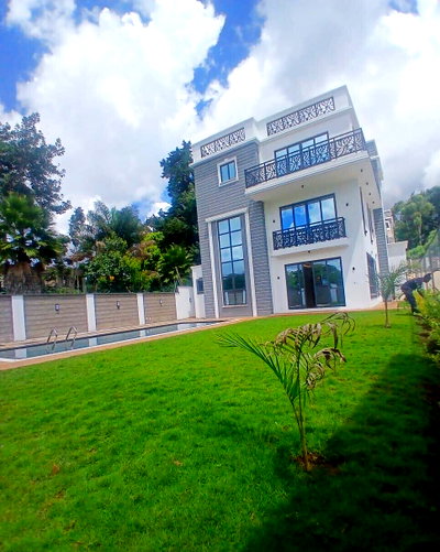 5BR Luxury Townhouse with Garden