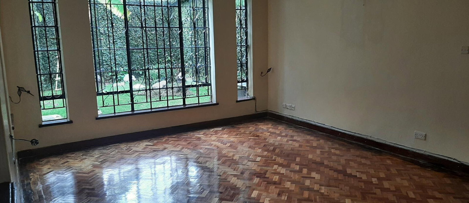 Charming 5-Bed Townhouse with Walk-in Closets & Private Garden - Lavington