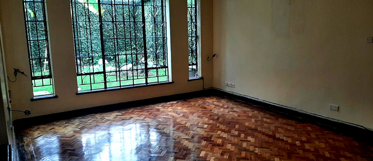 Charming 5-Bed Townhouse with Walk-in Closets & Private Garden - Lavington