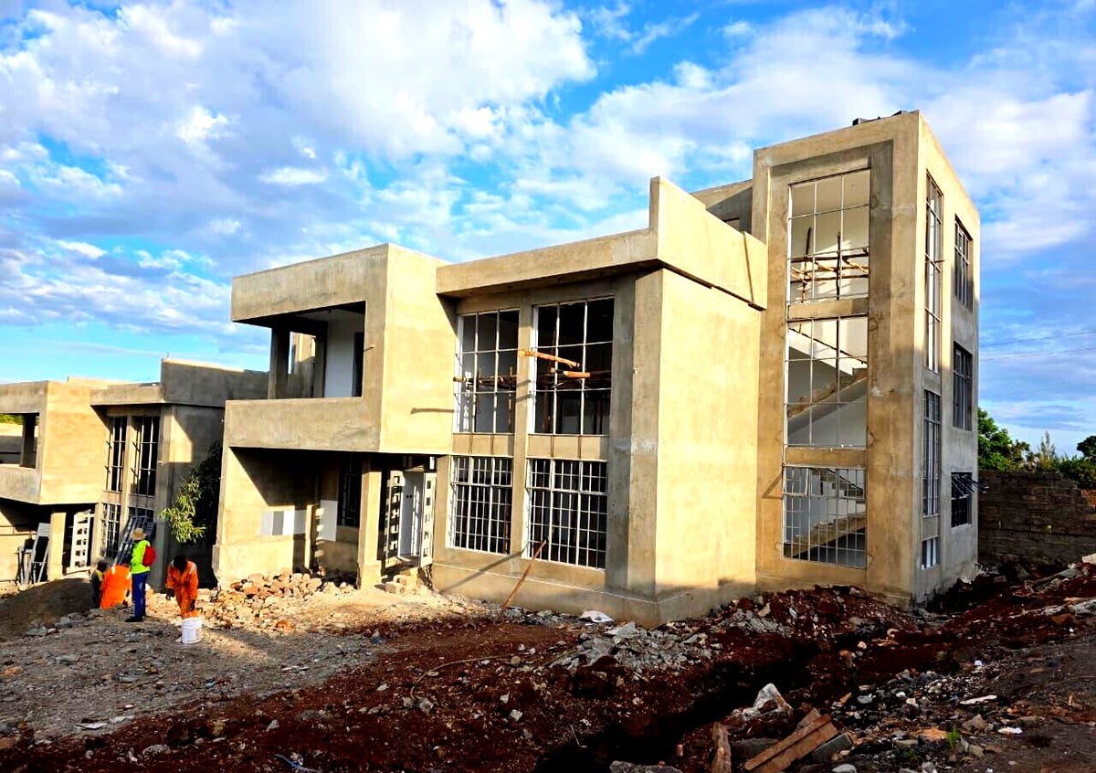 5BR Townhouse with Rooftop Terrace & DSQ - Ruiru Mugutha