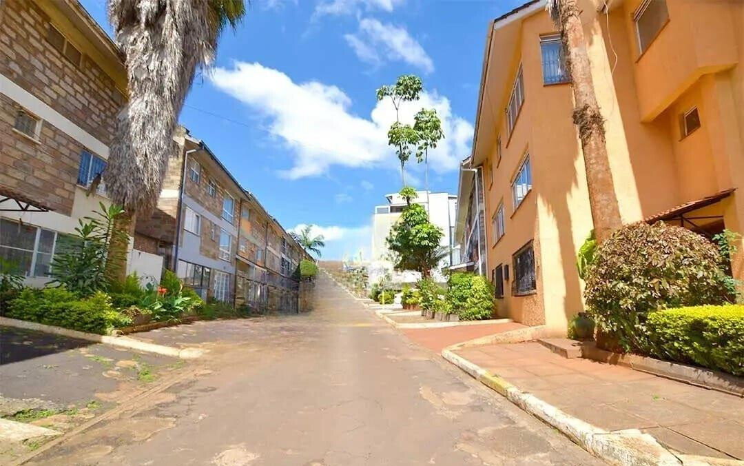 5-Bed Townhouse with DSQ in Secure Gated Community - Spring Valley