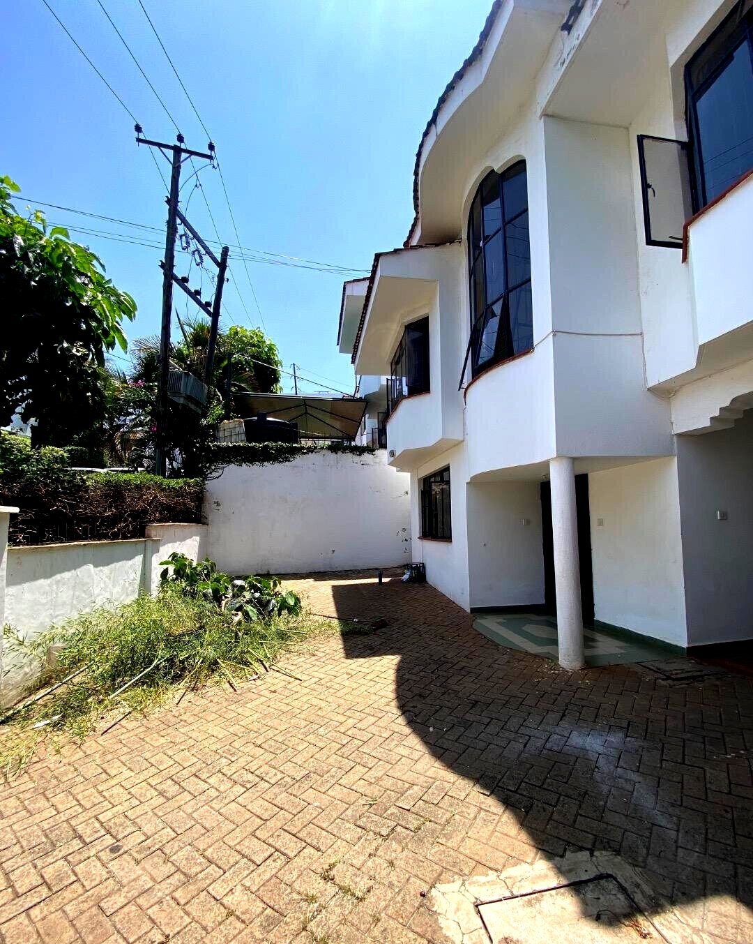 5BR Townhouse with Private Garden & Balcony – Riverside Gated Community