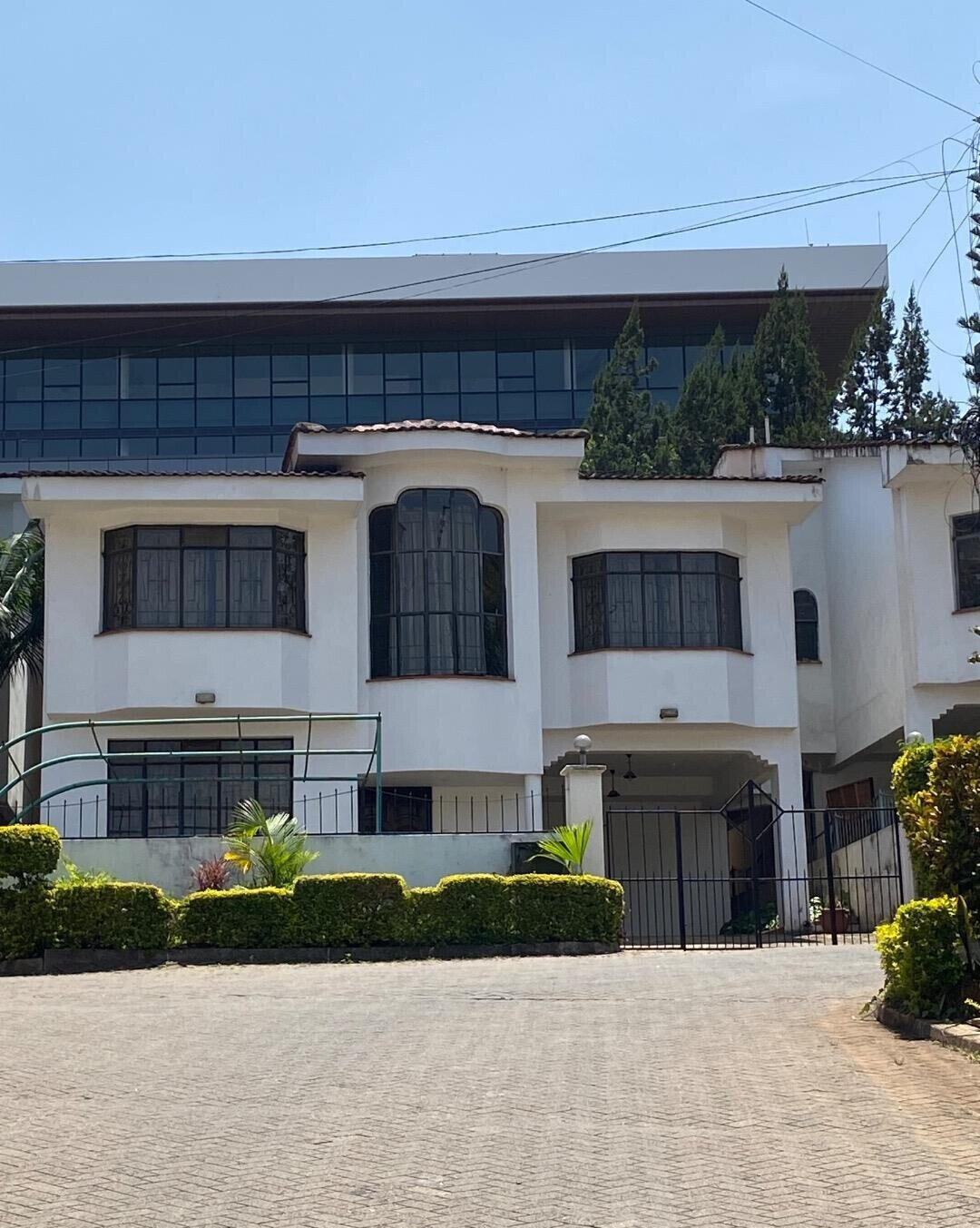 5BR Townhouse with Private Garden & Balcony – Riverside Gated Community