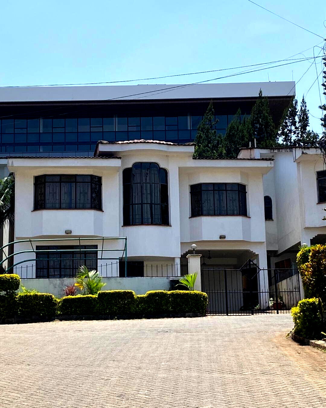 5BR Townhouse with Private Garden & Balcony – Riverside Gated Community