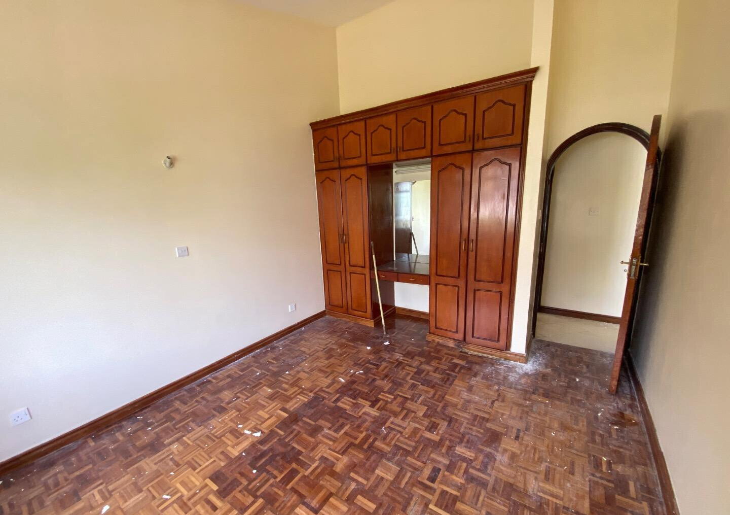 5BR Townhouse with Private Garden & Balcony – Riverside Gated Community