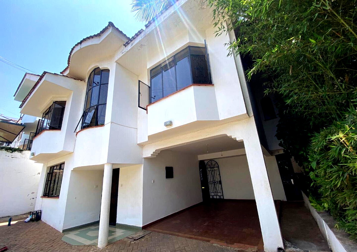 5BR Townhouse with Private Garden & Balcony – Riverside Gated Community