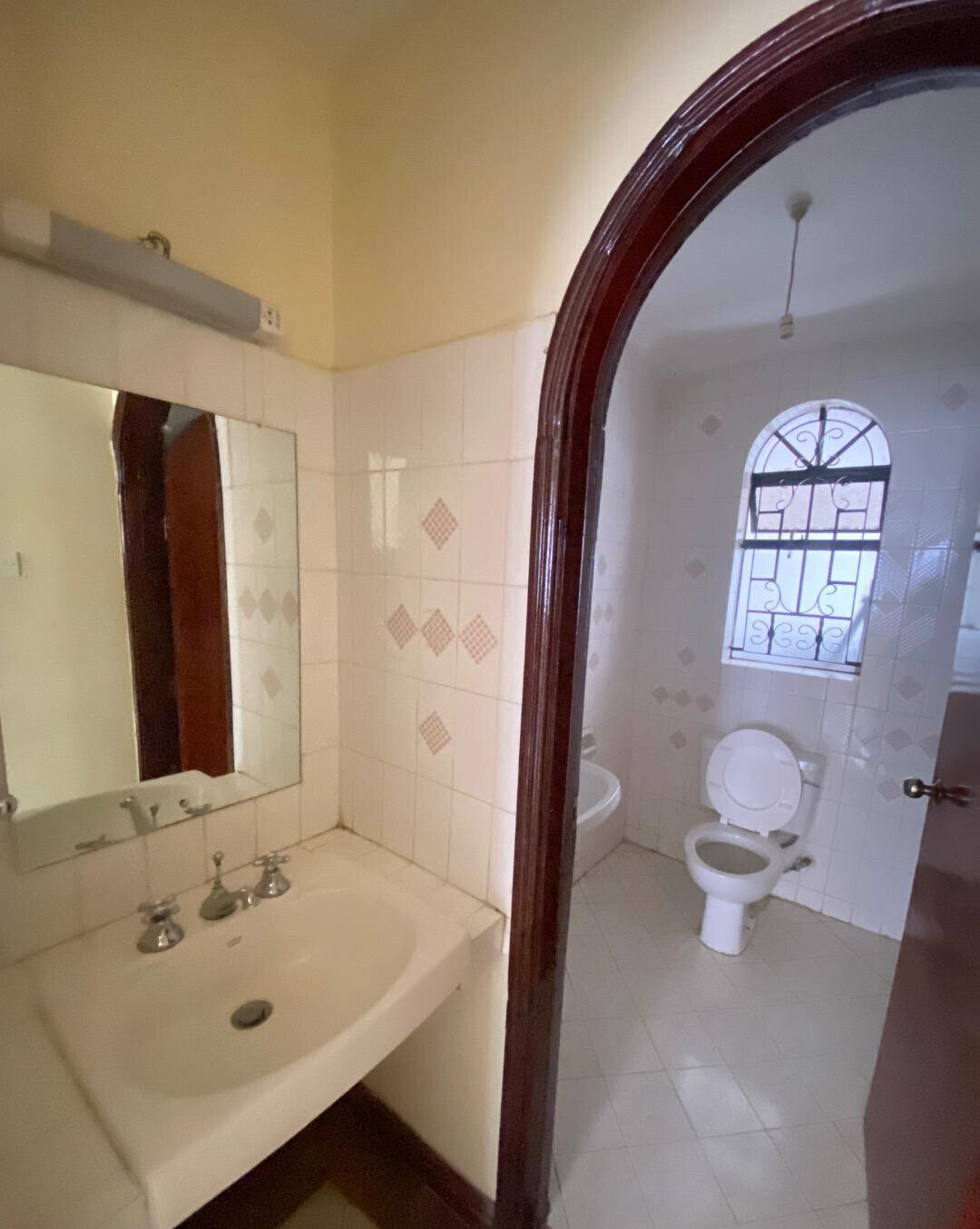 5BR Townhouse with Private Garden & Balcony – Riverside Gated Community