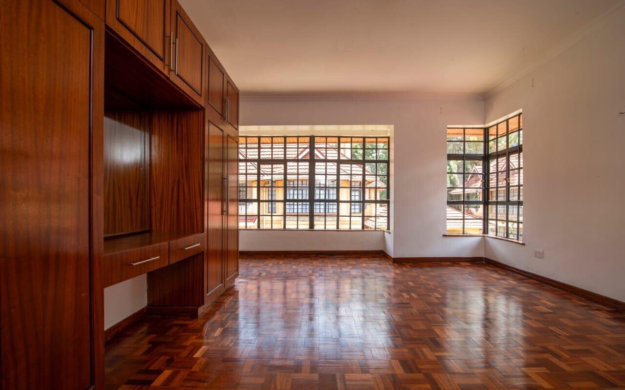 4-Ensuite Townhouse with DSQ & Easy Access - Lavington