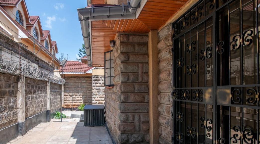 4-Ensuite Townhouse with DSQ & Easy Access - Lavington