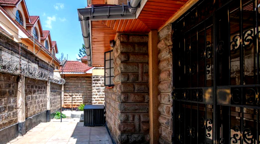 4-Ensuite Townhouse with DSQ & Easy Access - Lavington