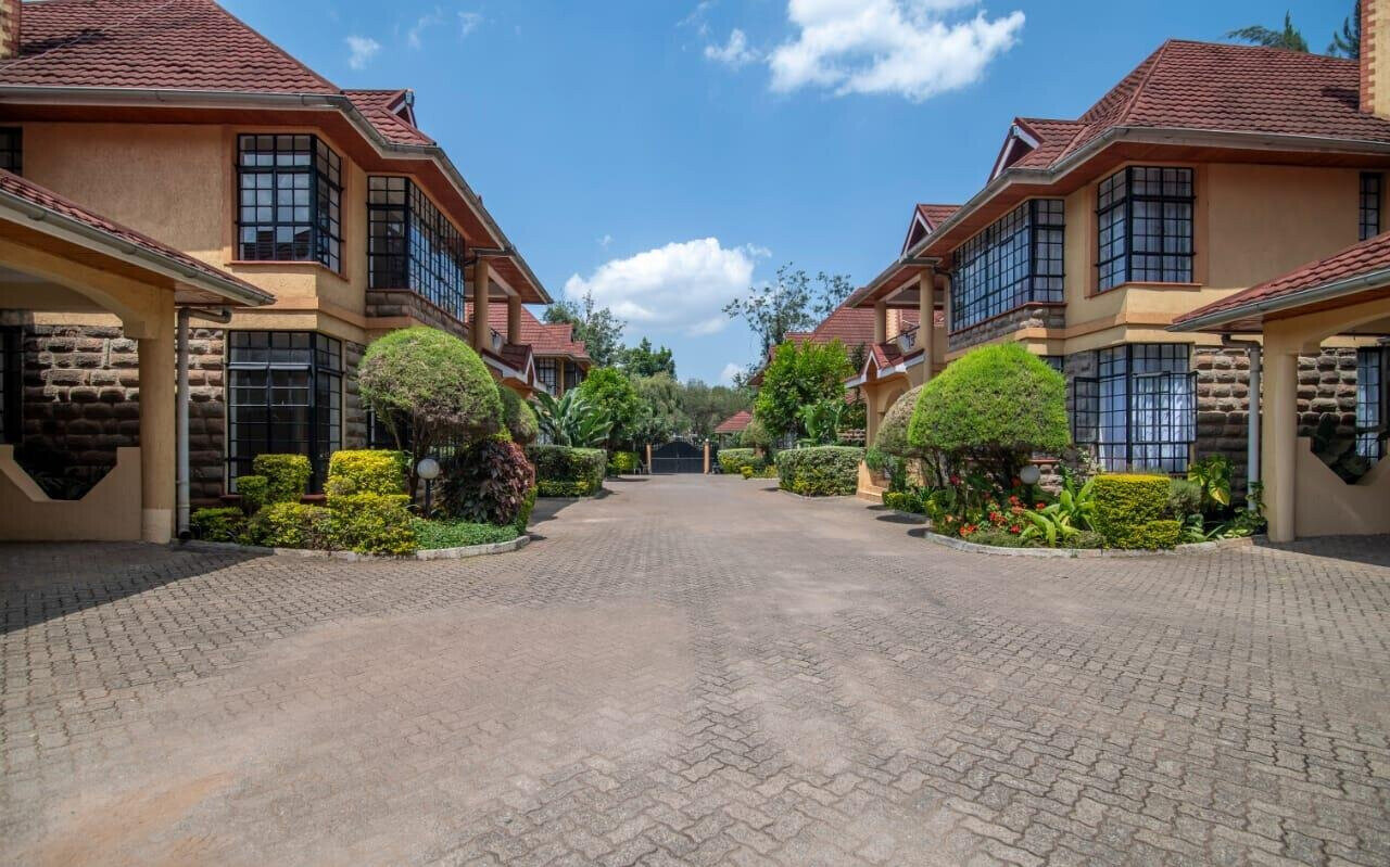 4-Ensuite Townhouse with DSQ & Easy Access - Lavington