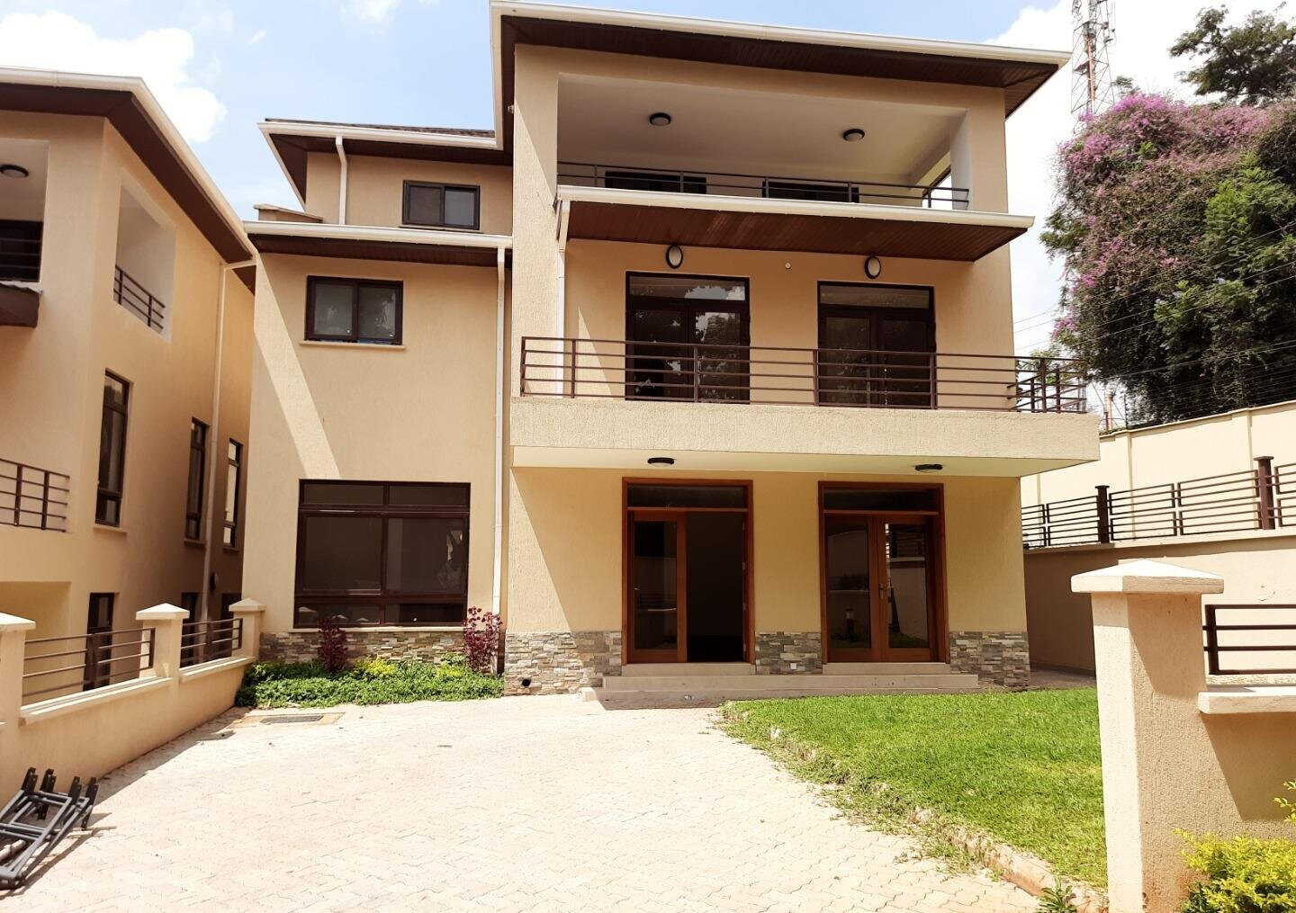 5-Ensuite Villa with Study & Attic Office - Lavington