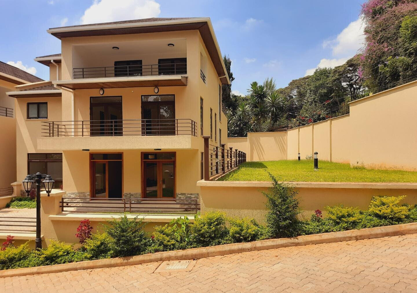 5-Ensuite Villa with Study & Attic Office - Lavington