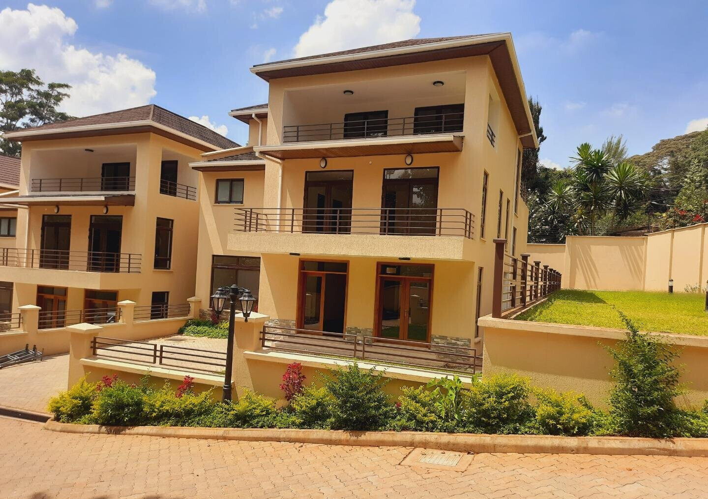 5-Ensuite Villa with Study & Attic Office - Lavington