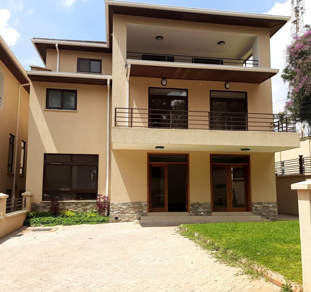 5-Ensuite Villa with Study & Attic Office - Lavington