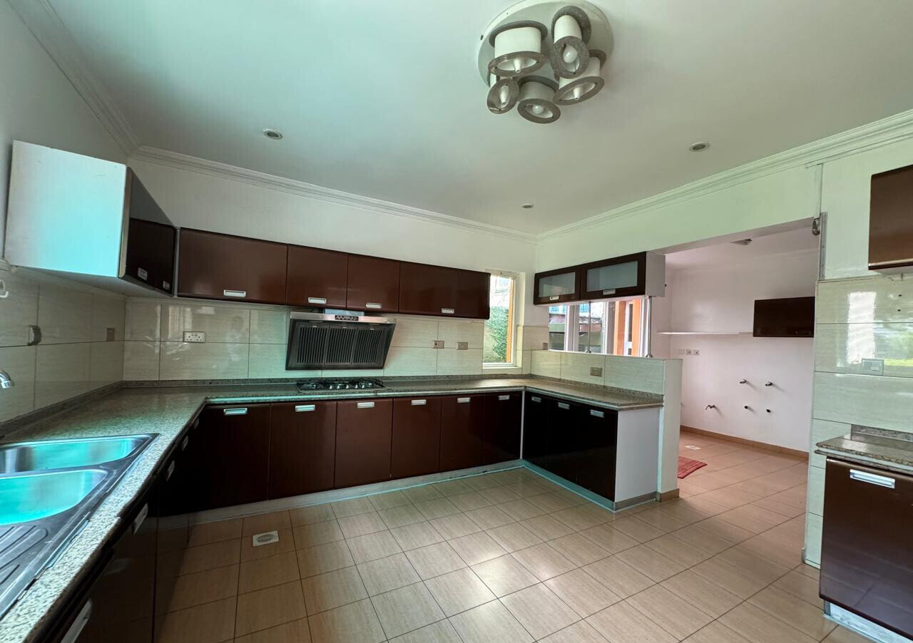Sunken Living Room Townhouse with Veranda & Garden - Riverside
