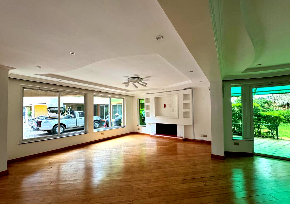 Sunken Living Room Townhouse with Veranda & Garden - Riverside