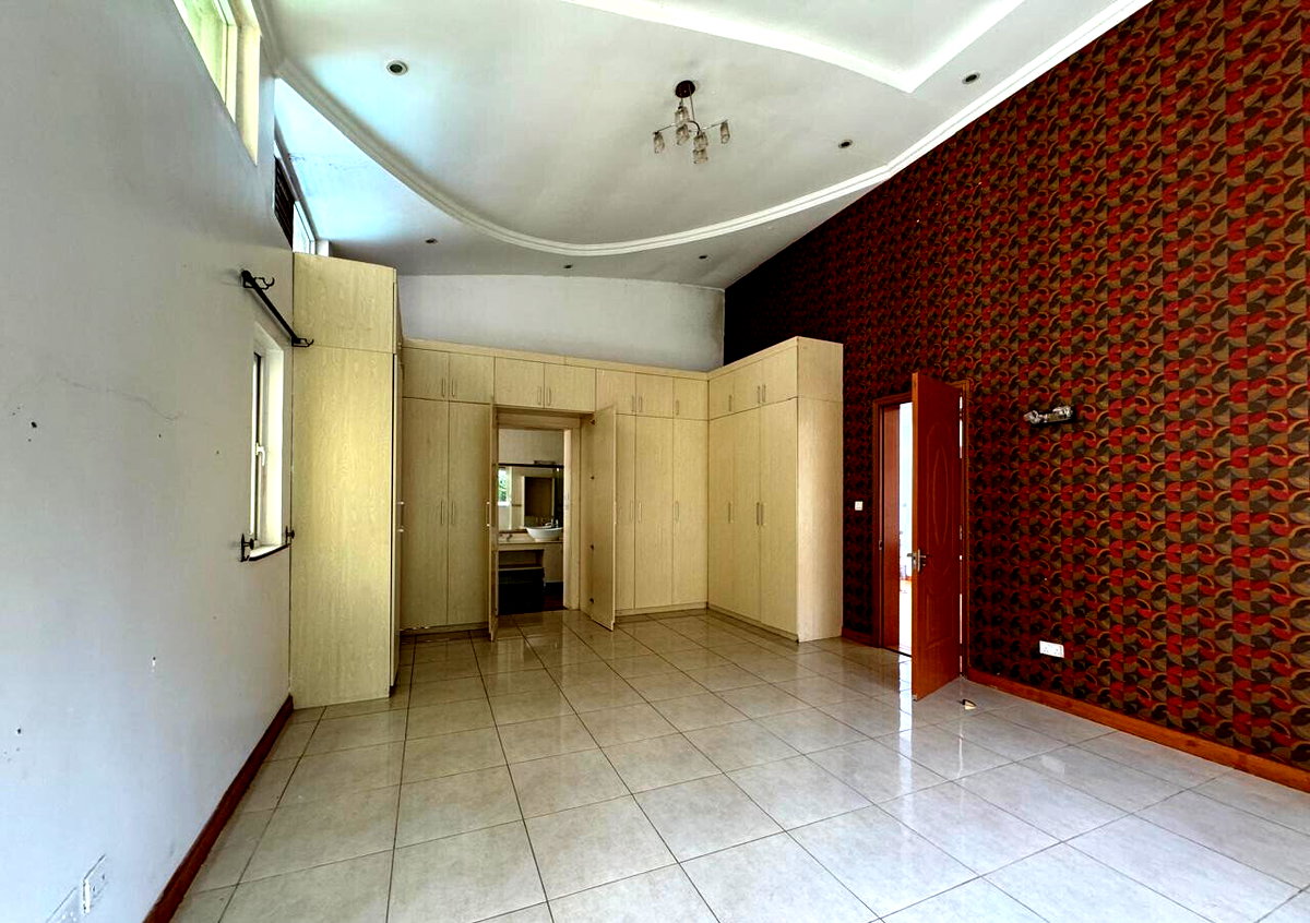 Sunken Living Room Townhouse with Veranda & Garden - Riverside