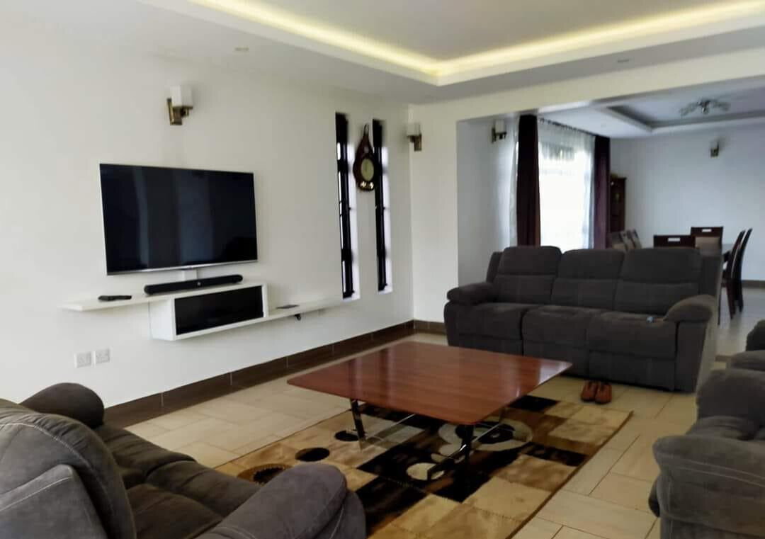Spacious 4BR Villa with DSQ on Own Compound - Membley