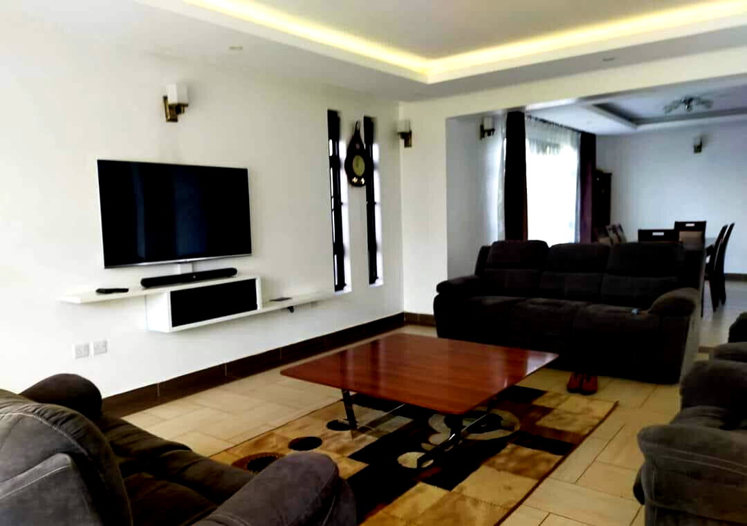 Spacious 4BR Villa with DSQ on Own Compound - Membley