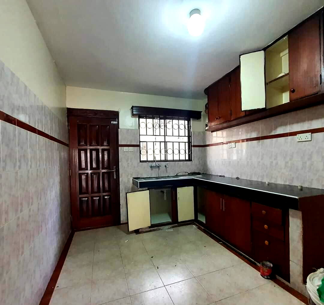 Homely 4-Bed Ensuite Townhouse with Garden - Lavington